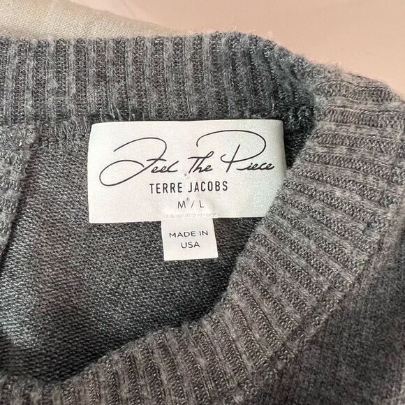 🔥5 for $25 sale🔥 Feel the Piece Terre Jacobs Gray Sleeveless Keyhole sweater - Picture 8 of 11